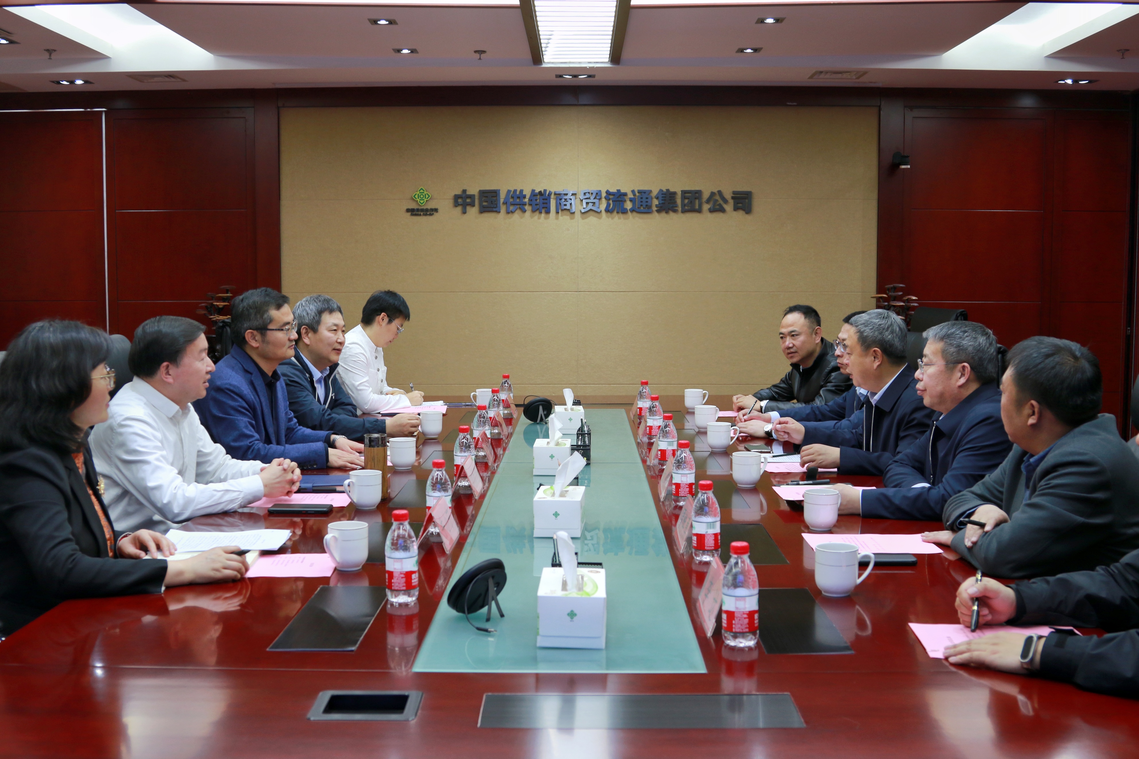 20240328朱延?xùn)|會(huì)見蔚縣縣委書記劉瑞格.jpg